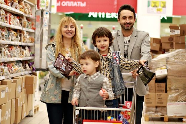 Estímulos federais empurram alta de consumo em supermercados no trimestre