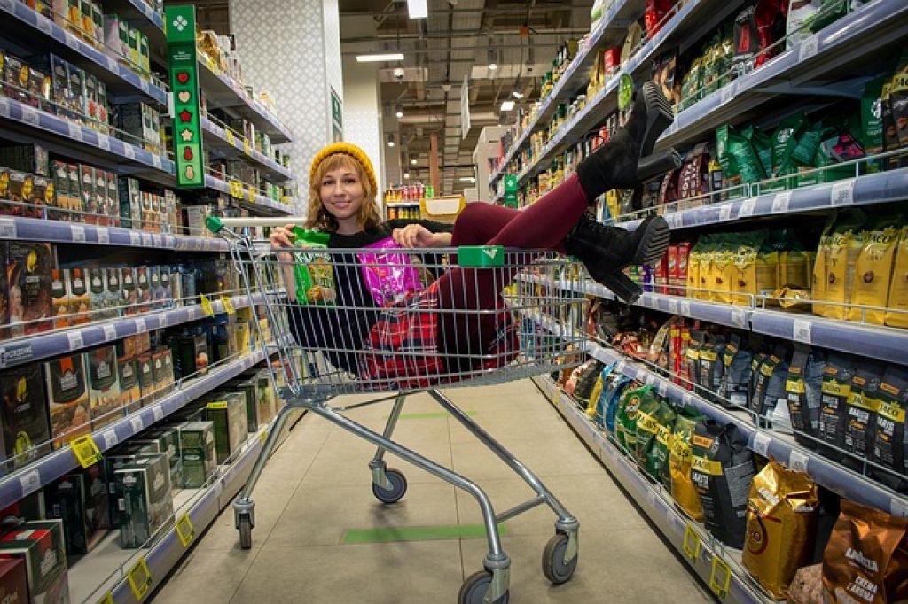 Idosos vão mais vezes ao supermercado; já os millennials compram mais produtos por vez