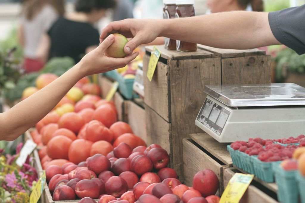 Mercados de bairro resistem aos grandes varejistas, mas precisam investir em tecnologia